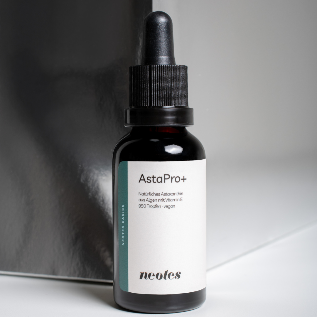 Astaxanthin Öl von neotes in Braunglasflasche als freigestellter Produkt-Packshot