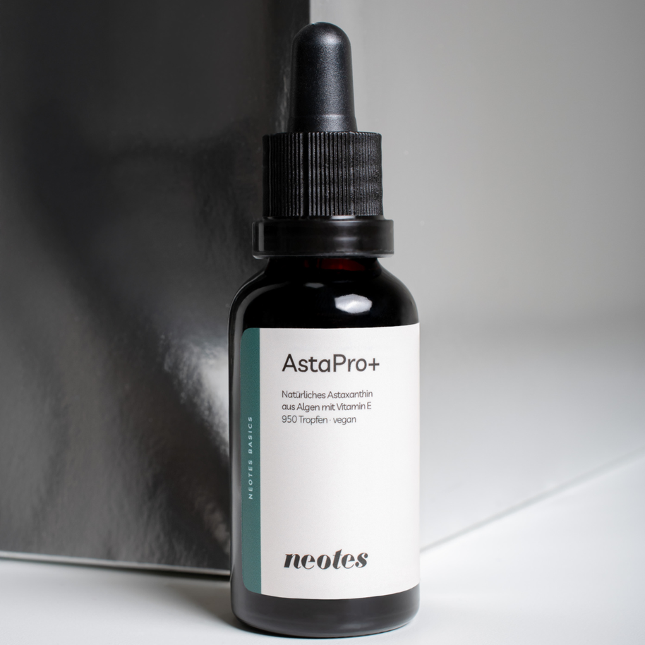 Astaxanthin Öl von neotes in Braunglasflasche als freigestellter Produkt-Packshot