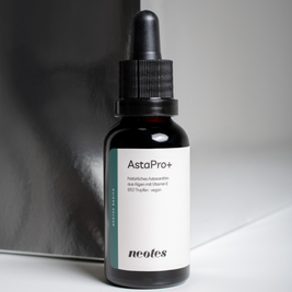 Astaxanthin Öl von neotes in Braunglasflasche als freigestellter Produkt-Packshot