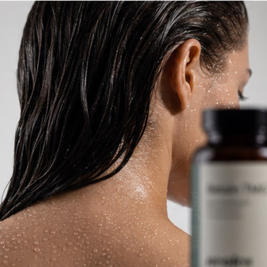 Lifestyle-Aufnahme zu Betain TMG mit Fokus auf Haare und Haut im natürlichen Licht