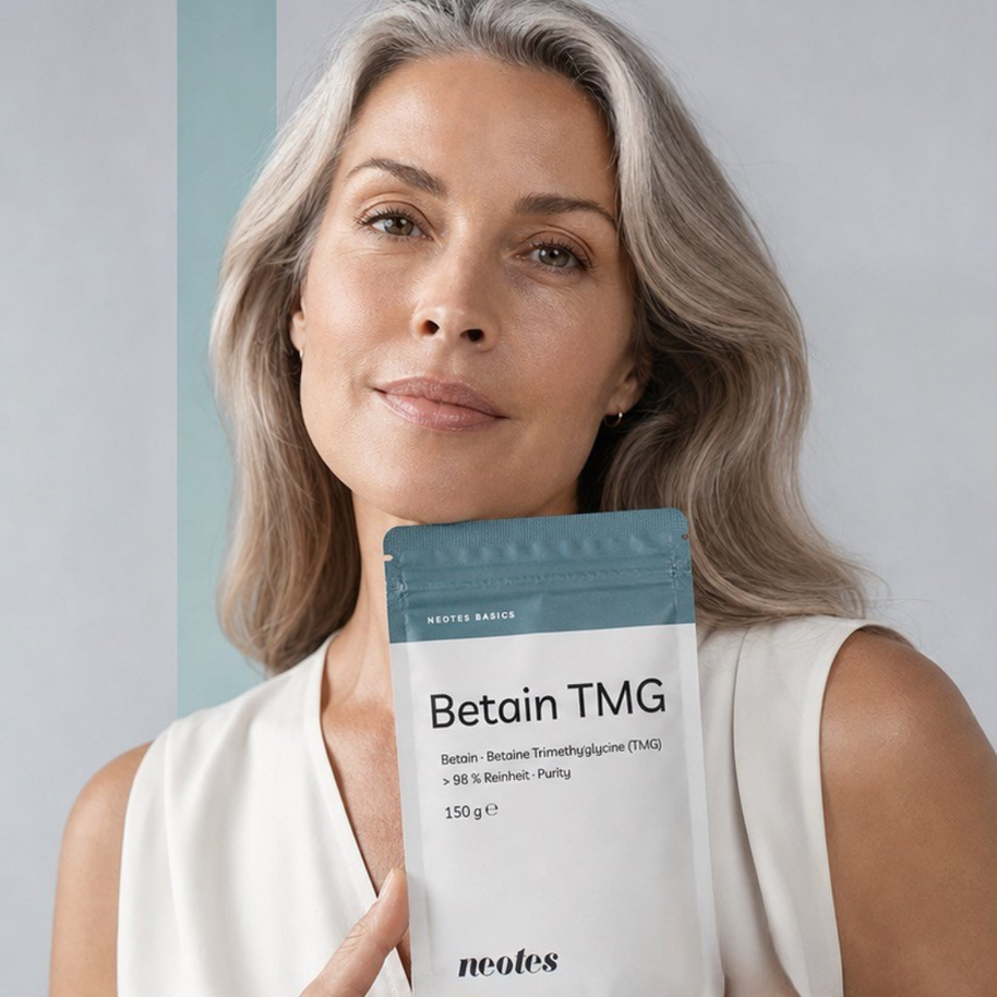 Frau hält einen Beutel Betain TMG Pulver von neotes in einer ruhigen Lifestyle-Szene