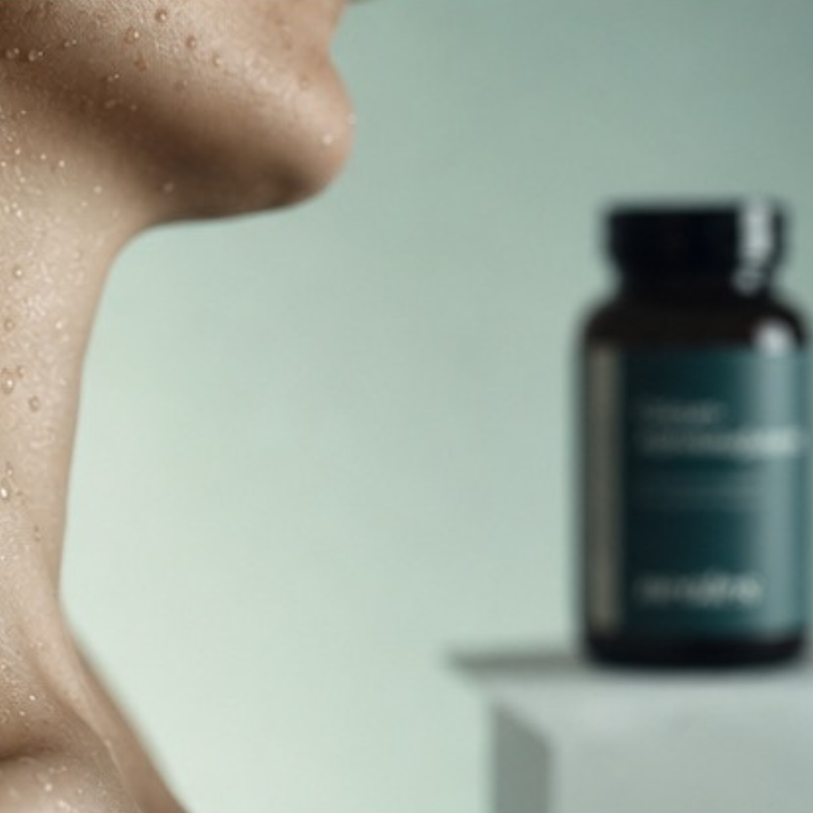 Detailaufnahme von Haut und Hals als Lifestyle-Bild zu Calcium-Alphaketoglutarat Kapseln