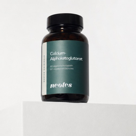 Calcium-Alphaketoglutarat Kapseln von neotes in Glasflasche als Packshot auf hellem Hintergrund