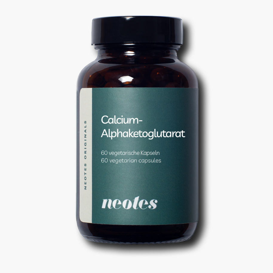 Calcium-Alphaketoglutarat Kapseln von neotes in Braunglasflasche als Produktfoto auf hellem Hintergrund