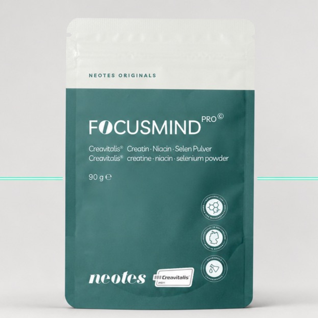 Focusmind Pro© Pulver von neotes als Beutel-Packshot mit dezenter Lichtlinie im Hintergrund