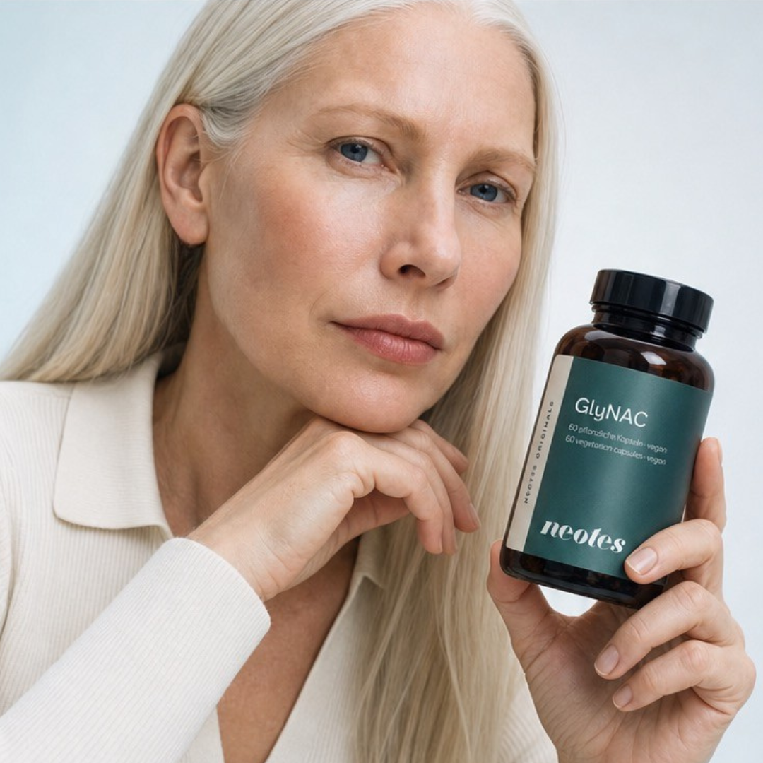 Best-Ager-Frau mit neotes Tiegel für GlyNAC Kapseln in einer ruhigen Lifestyle-Szene