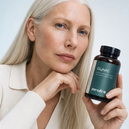 Best-Ager-Frau mit neotes Tiegel für GlyNAC Kapseln in einer ruhigen Lifestyle-Szene