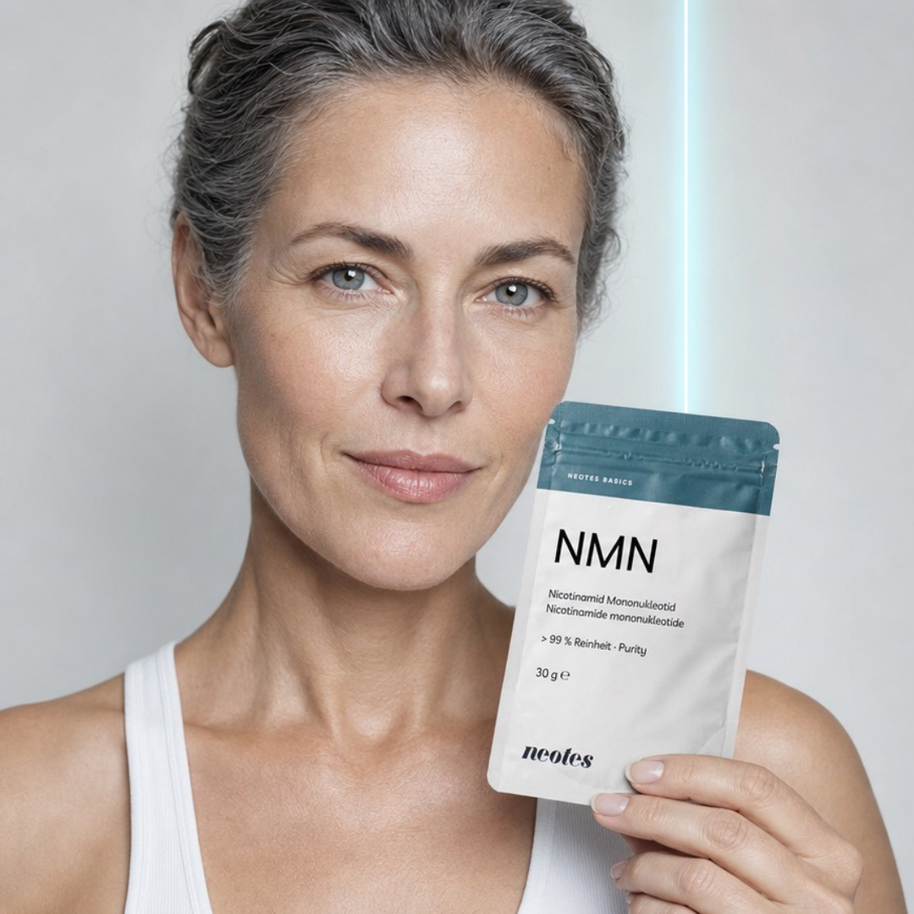 Frau hält einen Beutel NMN Pulver von neotes in einer hellen Lifestyle-Szene