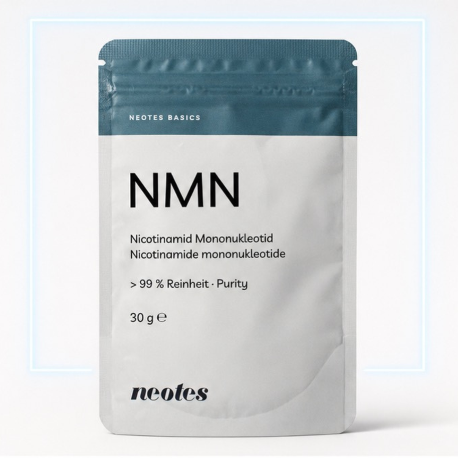 NMN Pulver von neotes als Packshot mit Beutel und grafischem Rahmen