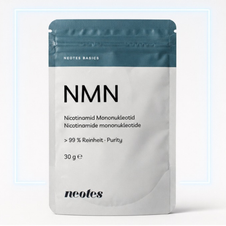 NMN Pulver von neotes als Packshot mit Beutel und grafischem Rahmen