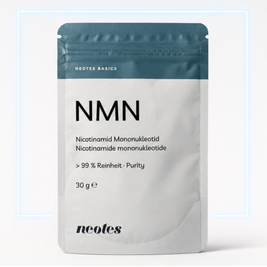 NMN Pulver von neotes als Packshot mit Beutel und grafischem Rahmen
