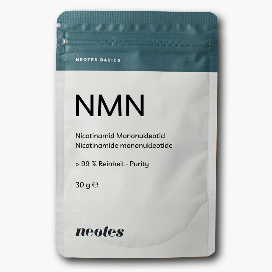 NMN Pulver von neotes als Beutel-Produktfoto auf hellem Hintergrund