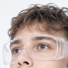 Labor-Mitarbeiter mit Schutzbrille bei der Prüfung von NMN Kapseln im hellen Laborumfeld