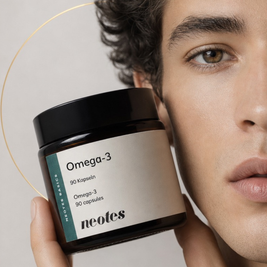 Mann hält einen Glastiegel mit Omega-3 Kapseln von neotes in einer hellen Lifestyle-Szene