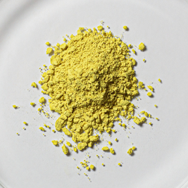 Gelbes Quercetin Pulver in einem hellen Laborsetting als Close-up