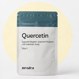 Quercetin Pulver von neotes als Packshot mit Lichtkreis und hellem Hintergrund