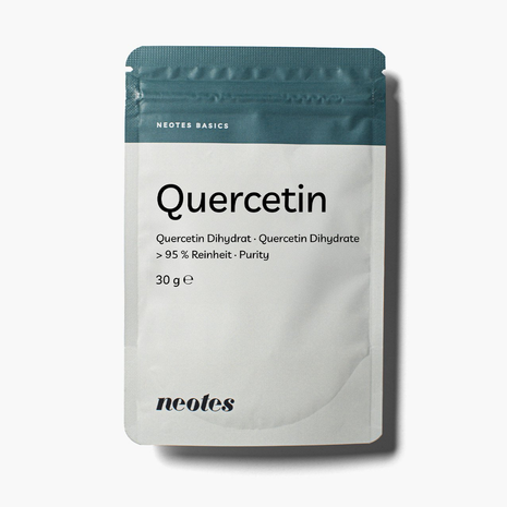 Quercetin Pulver von neotes im Pulverbeutel als Produktfoto auf hellem Hintergrund