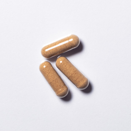 Braune vegane RestPeak® Kapseln mit Ashwagandha und Melatonin in der Nahaufnahme