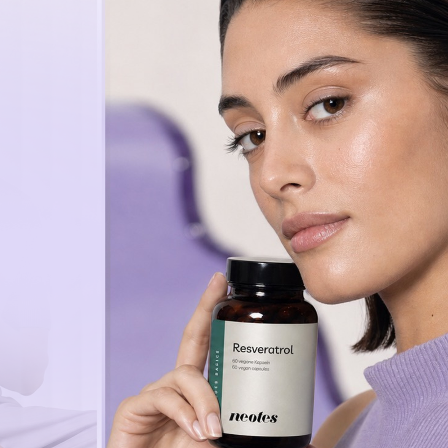 Frau hält Resveratrol Kapseln von neotes zur Dosierung in der Hand
