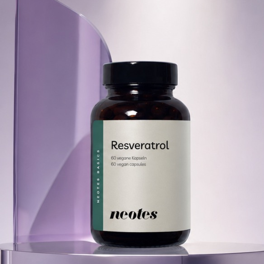 Resveratrol Kapseln von neotes als Packshot vor lila Hintergrund