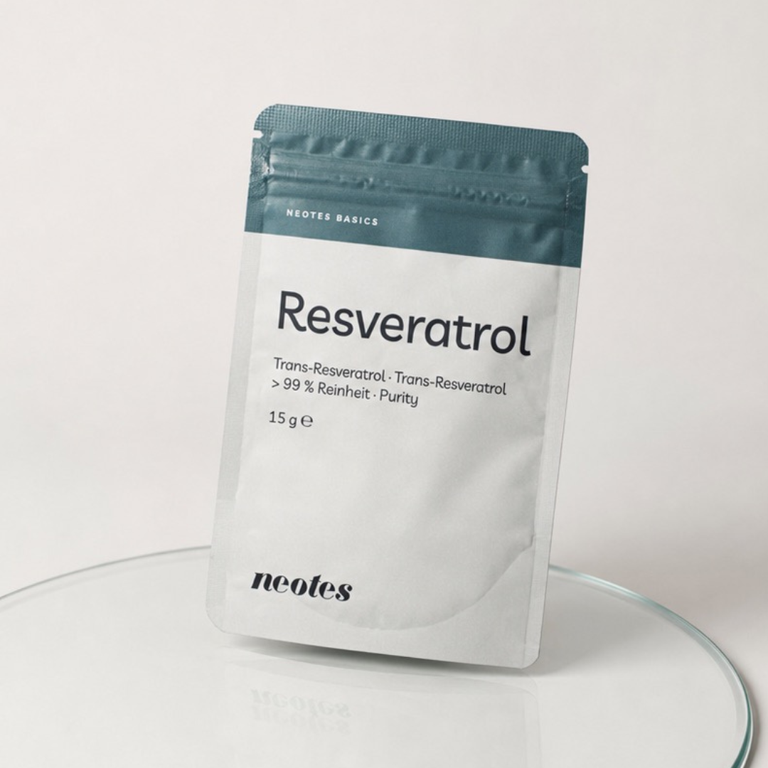 Resveratrol Pulver von neotes im weißen Beutel als Packshot auf transparentem Glasteller