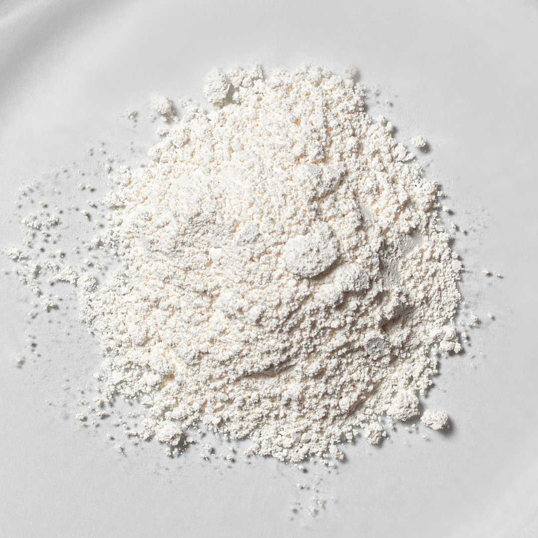 Feines weißes Resveratrol Pulver als Close-up auf hellem, reduziertem Hintergrund