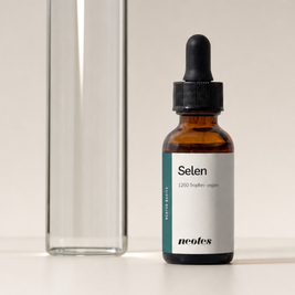Selen Tropfen von neotes als minimalistischer Packshot mit Braunglasflasche und Umverpackung