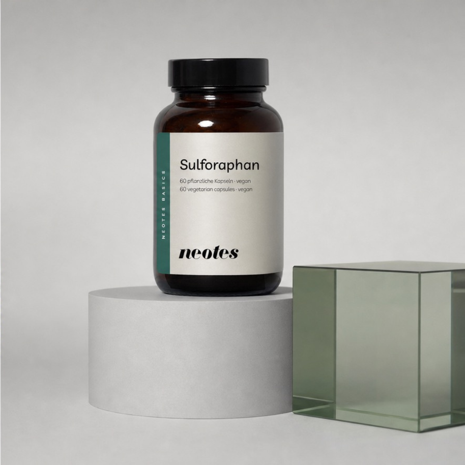 Sulforaphan Kapseln von neotes als Tiegel-Packshot in einem ruhigen Stillleben