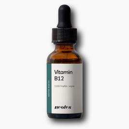 Vitamin B12 Tropfen von neotes in Braunglasflasche als Produktfoto auf hellem Hintergrund