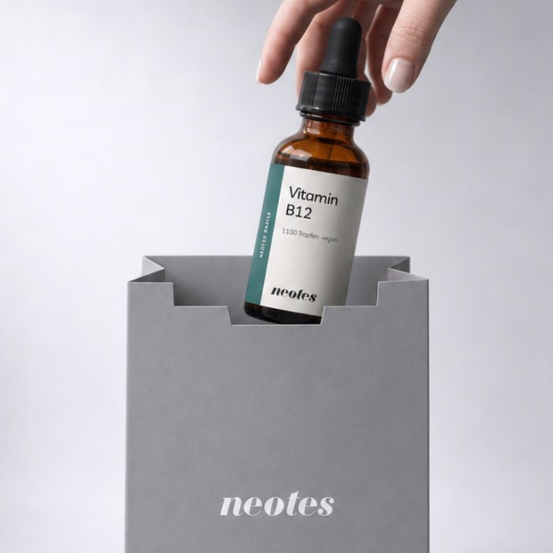 Vitamin B12 ist ein wasserlösliches Vitamin, das als Co‑Faktor an zentralen Stoffwechselreaktionen beteiligt ist.