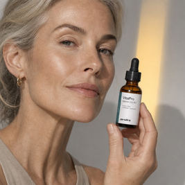 Frau in heller Lifestyle-Szene mit Bezug zu Vitamin D3/K2 MK-7 Öl von neotes