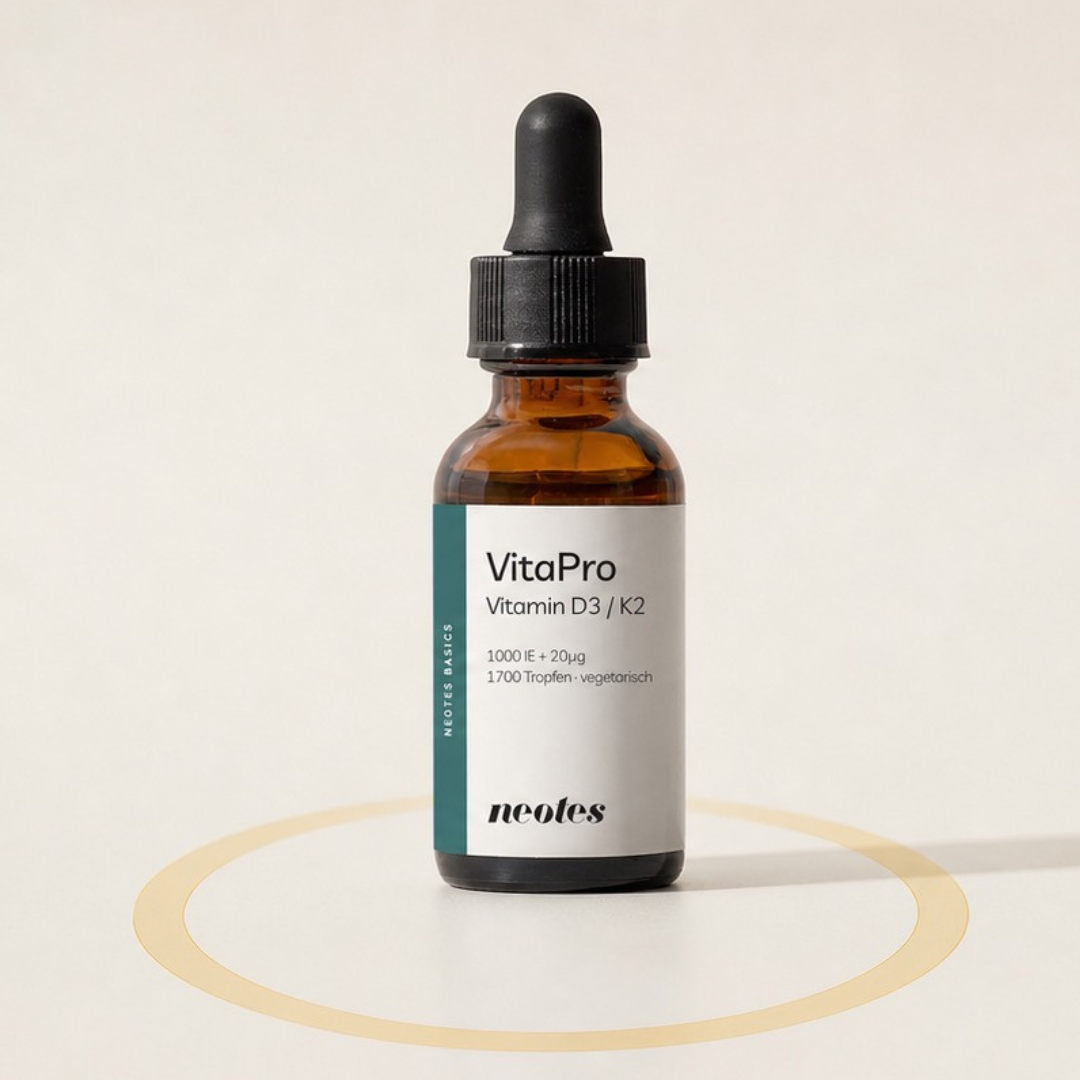 Vitamin D3/K2 MK-7 Öl von neotes als Packshot mit Braunglasflasche und hellem Lichtkreis