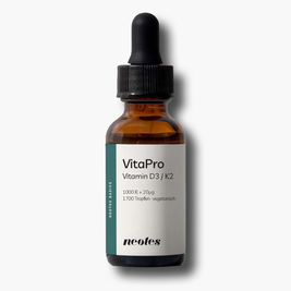 Vitamin D3/K2 MK-7 Öl von neotes in Braunglasflasche mit weißem Etikett auf hellem Hintergrund