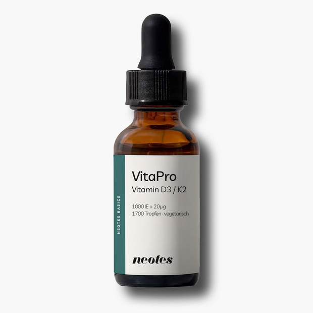 Vitamin D3/K2 MK-7 Öl von neotes in Braunglasflasche mit weißem Etikett auf hellem Hintergrund
