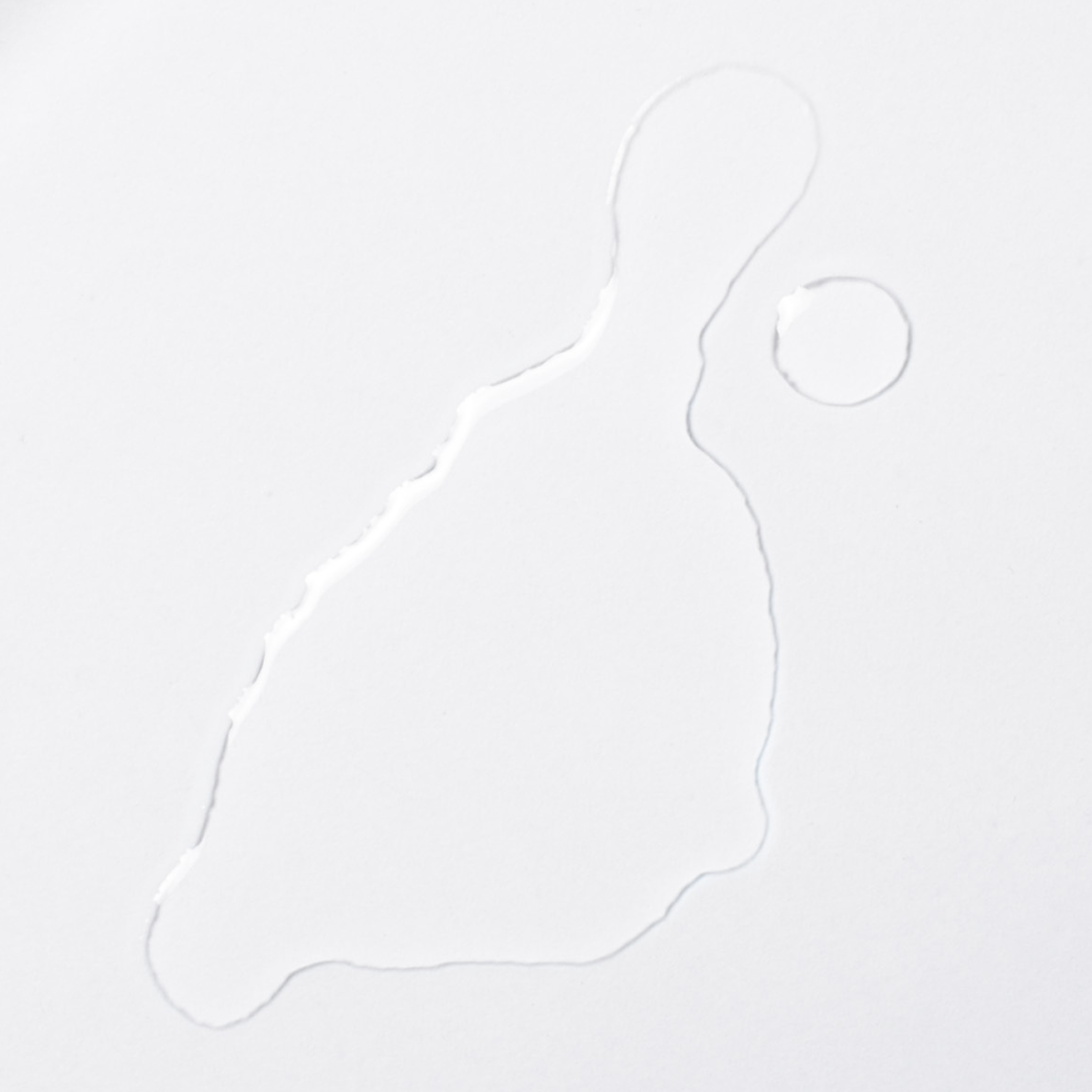 Vitamin D3/K2 MK-7 Öl als Tropfen-Detail auf weißem Hintergrund