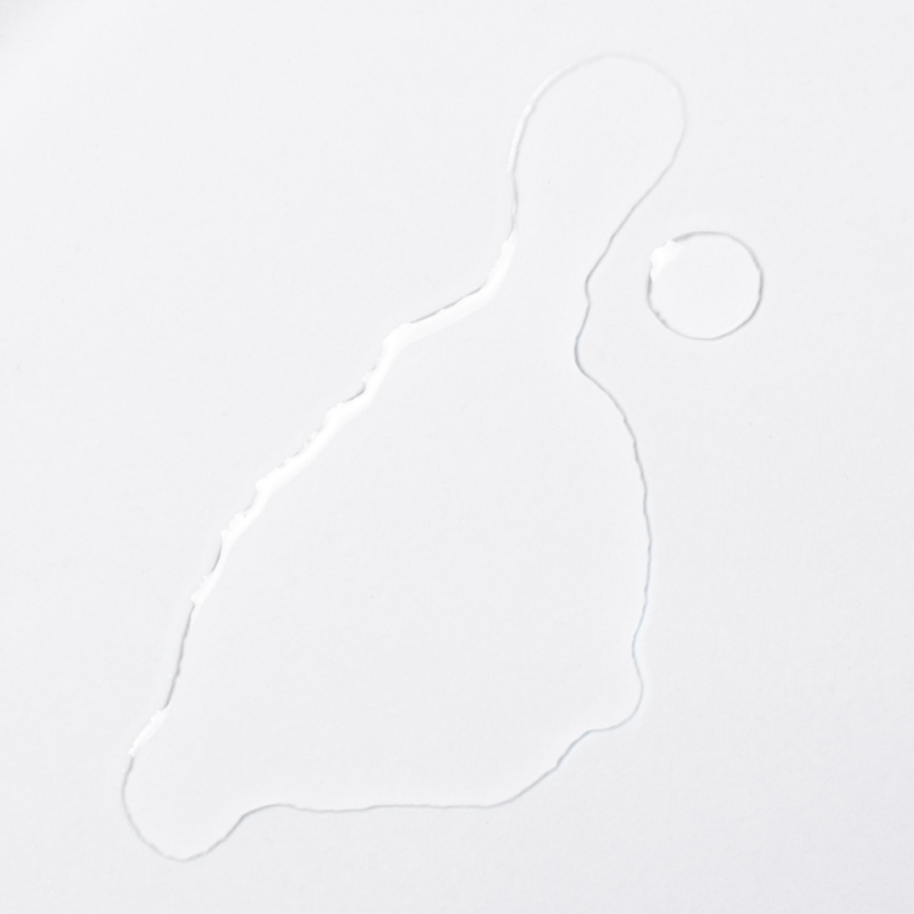 Vitamin D3/K2 MK-7 Öl als Tropfen-Detail auf weißem Hintergrund